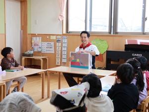 自作絵本を読み聞かせる市長