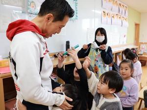 市長の帰りを惜しむ子供達