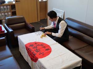 応援メッセージを書く市長