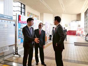 出席者と話をする市長