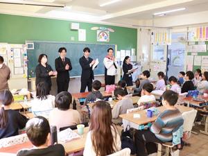 株式会社海幸水産の社員さんと市長が紹介される様子