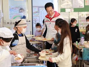 配膳の列に並ぶ市長