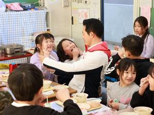 児童と楽しく話をする市長