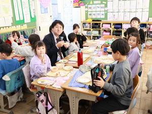 楽しくおいしく給食を食べる児童の様子