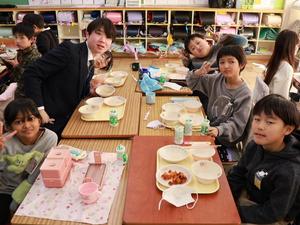 楽しくおいしく給食を食べる児童の様子