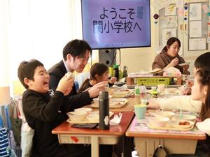 楽しくおいしく給食を食べる児童の様子