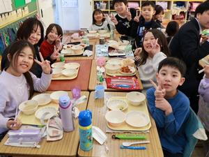 楽しくおいしく給食を食べる児童の様子
