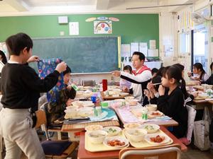 楽しくおいしく給食を食べる児童の様子