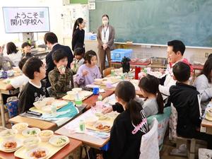 楽しくおいしく給食を食べる児童の様子