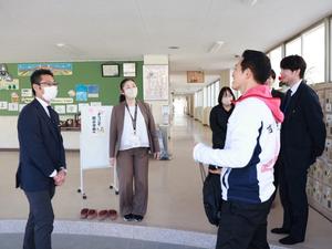 帰り際に校長先生と教頭先生と話す市長