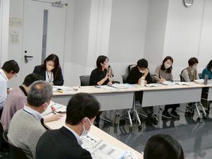 状況説明や報告で発言をする委員