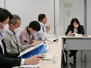 状況説明や報告で発言をする委員