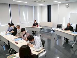 会議に出席する市長、教育長