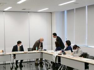 会議終了後、委員の皆さんに声をかける市長