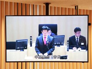 モニターに映し出された市長