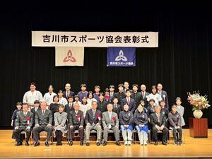 受賞者の皆さんと協会関係者と市長らとの壇上での記念撮影