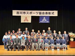 受賞者の皆さんと協会関係者と市長らとの壇上での記念撮影