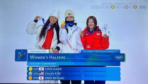 金メダル、銀メダルの選手と表彰台の上でメダルを手にして撮影に応じる小野光希選手