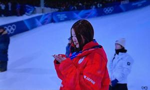 首にかけられた銅メダルを見つめる小野光希選手