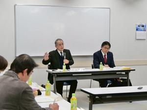 会議を取りまとめる菊池会長