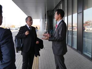 会議終了後に菊池会長と話をする市長