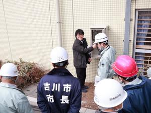 業者の方の説明を聞く市長