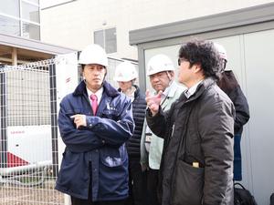 業者の方の説明を聞く市長