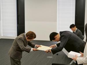 相川氏に表彰状を授与する市長