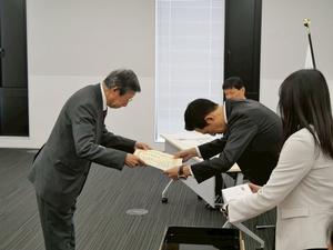 戸井田氏に表彰状を授与する市長
