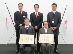 相川氏、戸井田氏、市長、副市長、政策室長での記念撮影