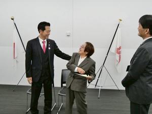 表彰式後に笑顔で話をする市長と相川氏