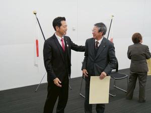 表彰式後に笑顔で話をする市長と戸井田氏