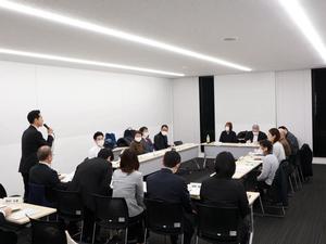 会議の冒頭挨拶をする市長