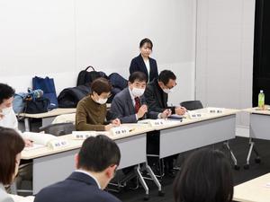 意見を述べる委員