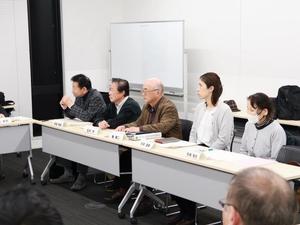 意見を述べる委員