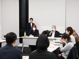 意見を述べる委員