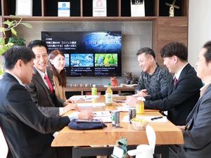 事務所で吉岡社長と話をする市長