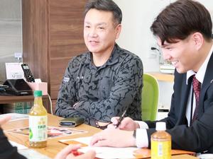 様々に説明される吉岡社長