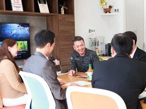 笑顔で話をされる吉岡社長