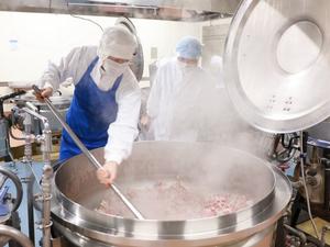 市長の給食センター業務体験の様子、調理