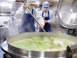 市長の給食センター業務体験の様子、調理