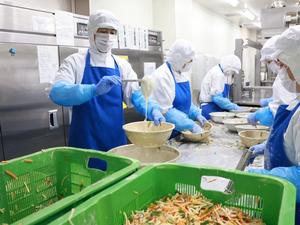 市長の給食センター業務体験の様子、調理