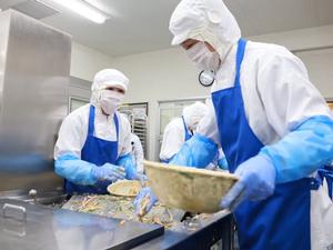 市長の給食センター業務体験の様子、調理