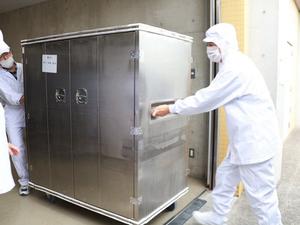 市長の給食センター業務体験の様子、搬出作業