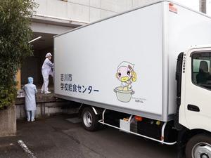 市長の給食センター業務体験の様子、搬出作業
