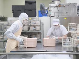 市長の給食センター業務体験の様子、食器洗浄