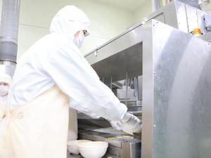 市長の給食センター業務体験の様子、食器洗浄