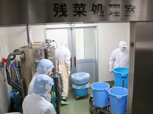 市長の給食センター業務体験の様子、残菜処理