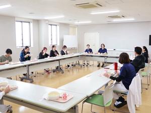 みんなで給食を食べる様子