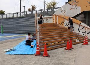 過日アクアパークの塗装作業に参加する市長